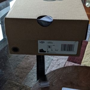 Size 6 childrens ugg boots